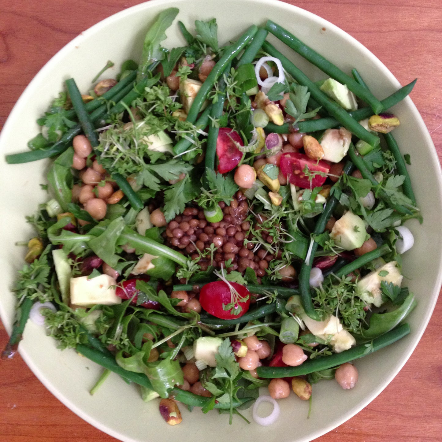 Groene salade met kikkererwten, linzen en avocado