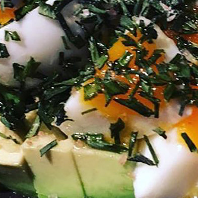 Ontbijt met avocado, gekookt ei, olijfolie en bieslook