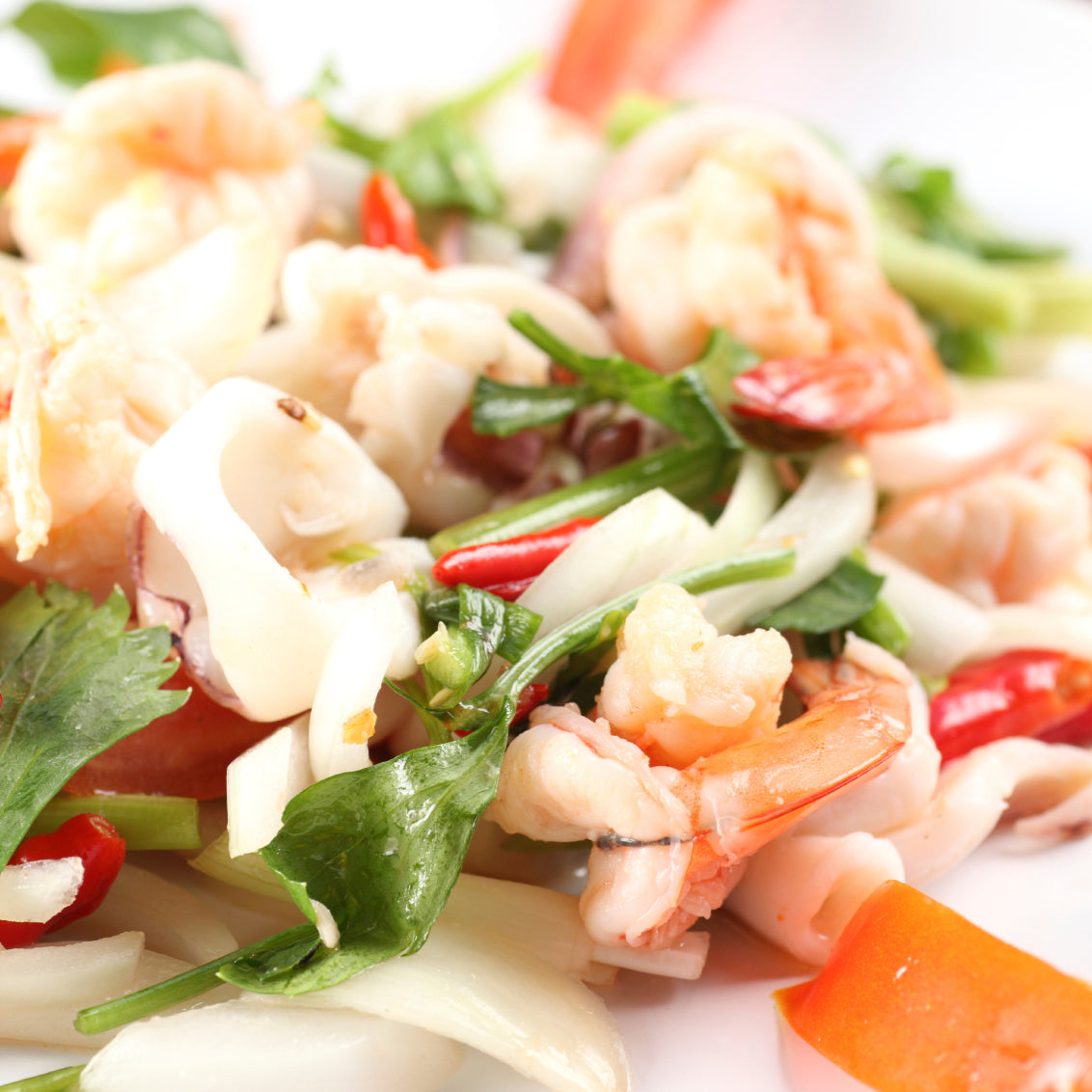Bunter Salat mit Flusskrebsen, Gurken und Strauchtomaten – Mijn ...
