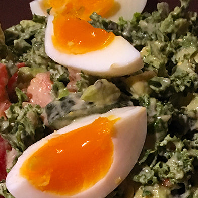 Winterse boerenkoolsalade met avocado en ansjovis