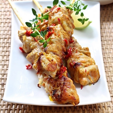 Oosterse kipsaté met salade van taugé, komkommer en rode peper