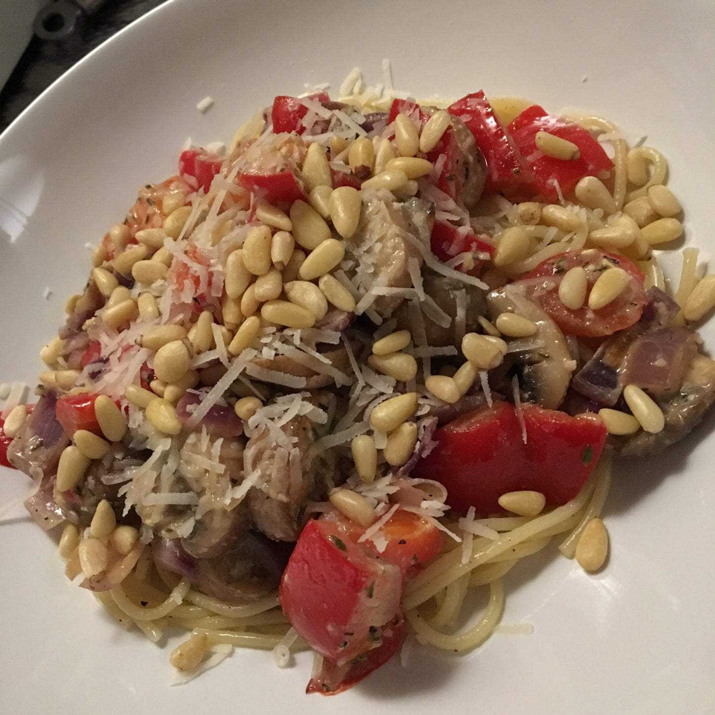 Low Carb pasta met paprika, kastanjechampignons en tijmpesto