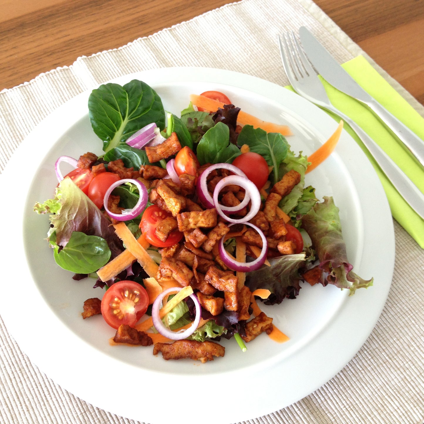 Salade met gemarineerde tofu