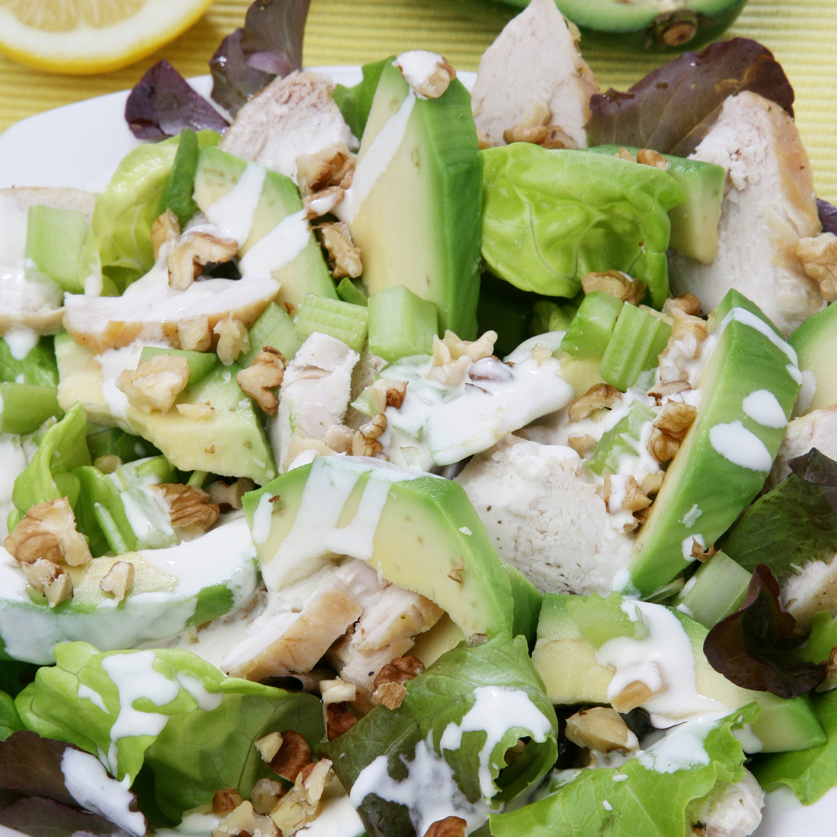 Grüner Salat mit Walnüssen, Avocado und geräucherter Hähnchenbrust ...