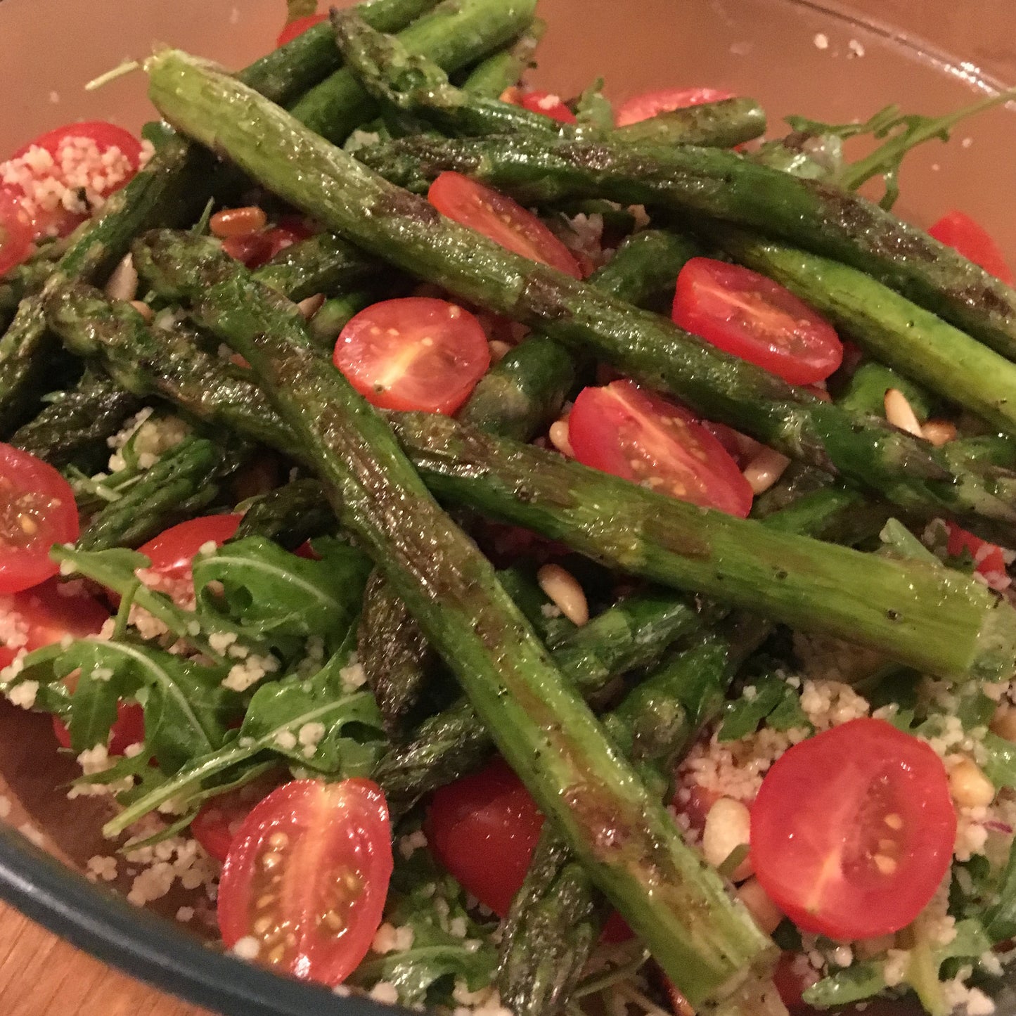 Gegrilde groene asperge salade