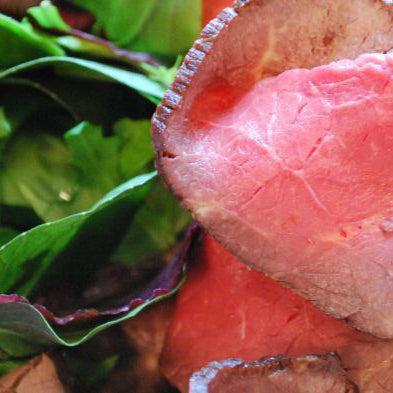 Salade met kalfsrosbief, komkommer, taugé en tomatensaus