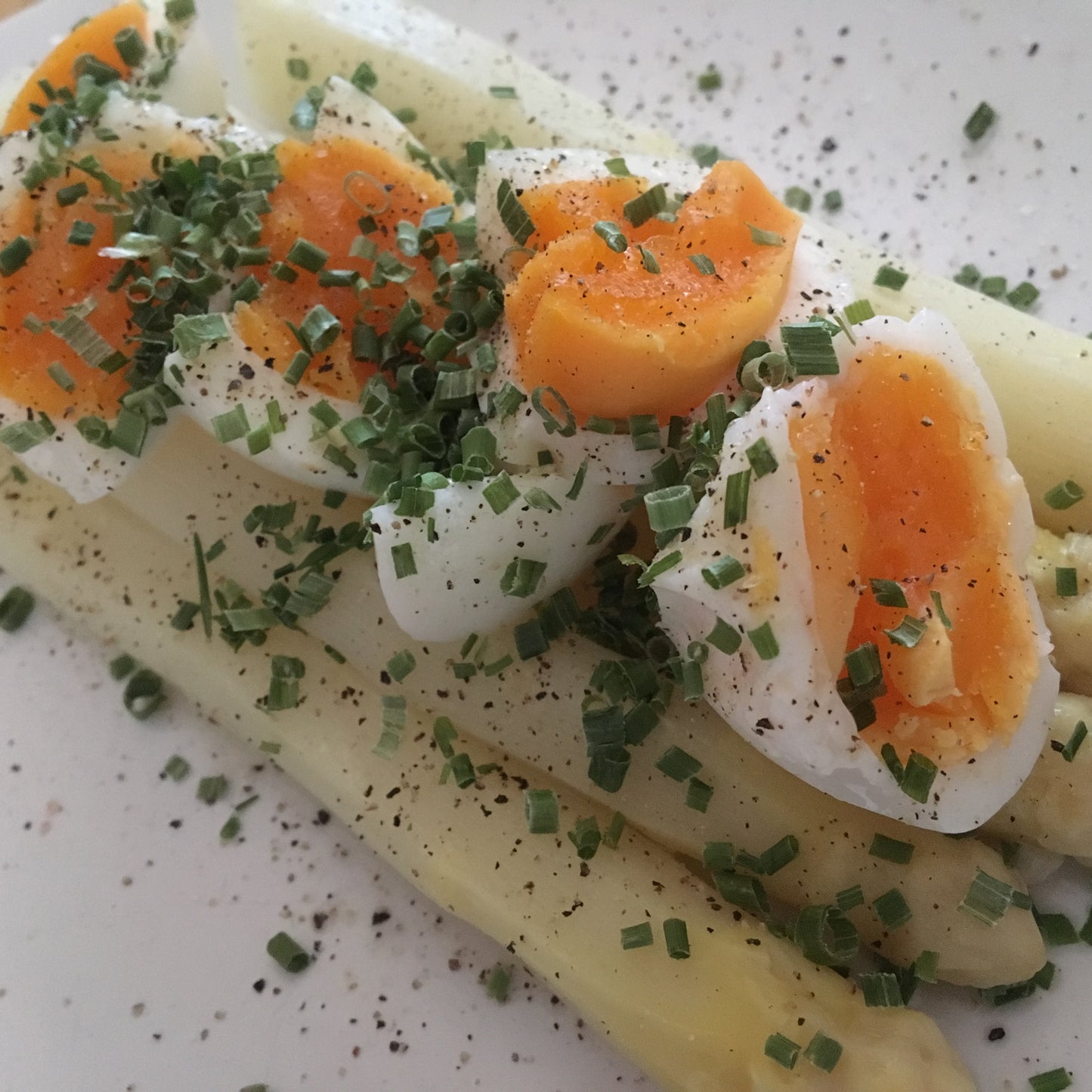 Asperges met ei en bieslook