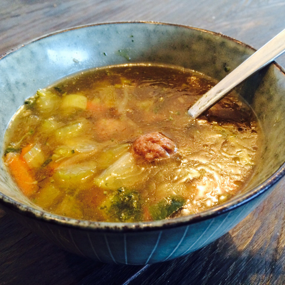 Pikante Bauerngemüsesuppe mit Bällchen – Mijn Momentum - Mein Momentum Pikante Bauerngemüsesuppe mit Bällchen – Mijn Momentum - Mein Momentum