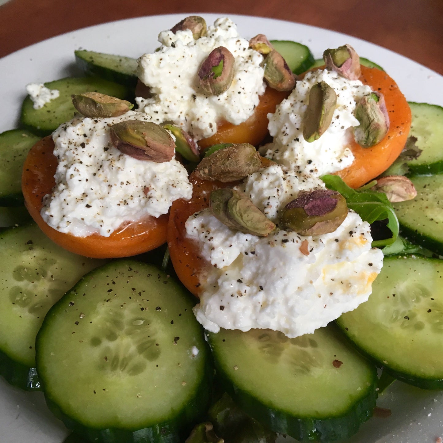 Salade met gegrilde abrikozen en hüttenkäse