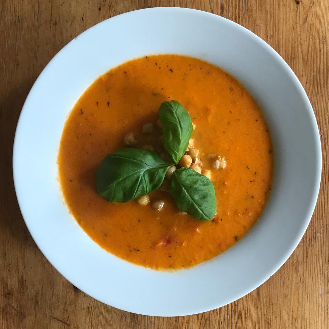 Geroosterde tomaten-paprikasoep met krokante kikkererwten