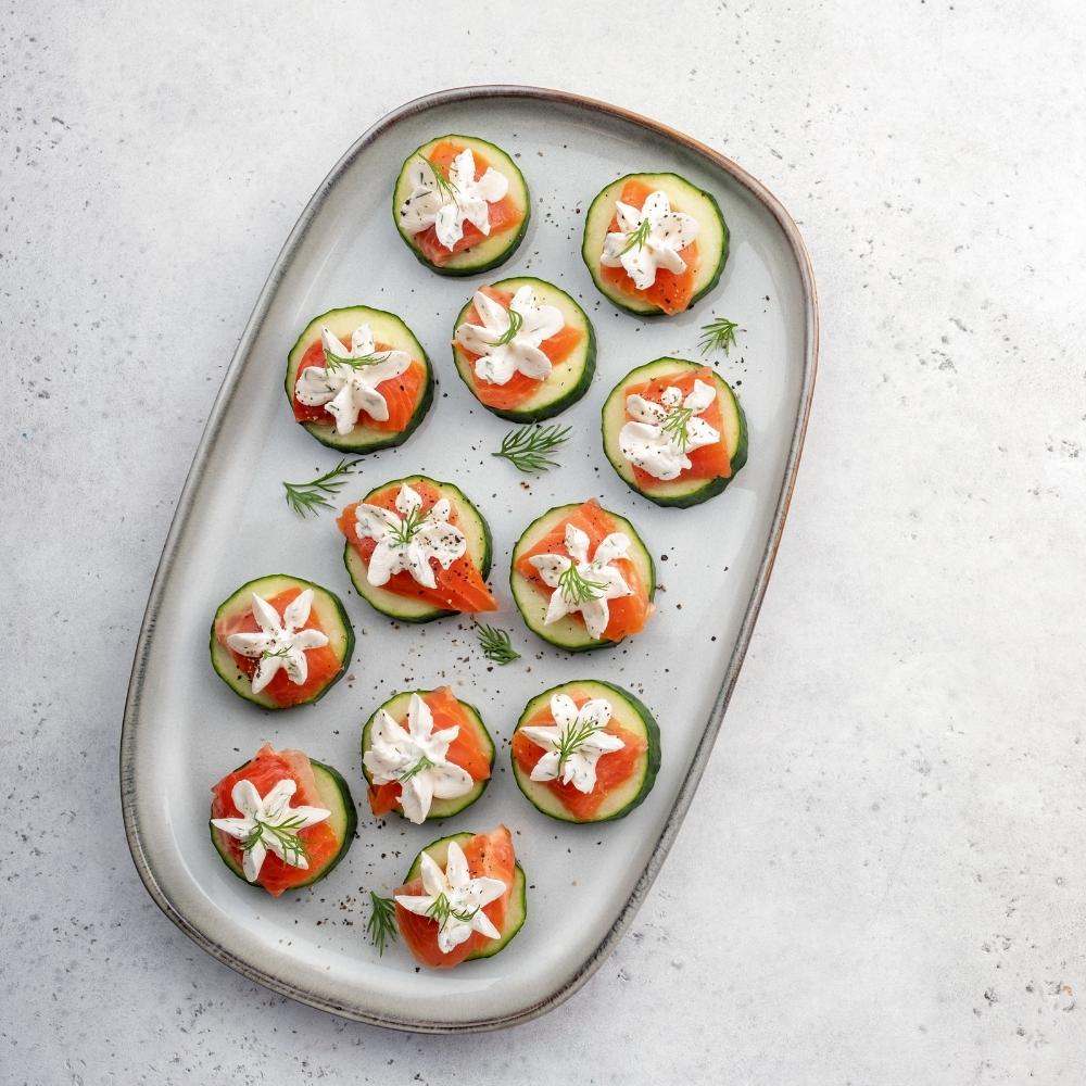 Komkommer bites met zalm en roomkaas
