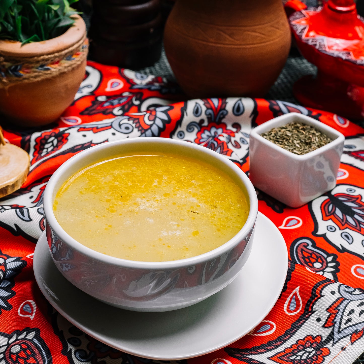 Kop vetvrije bouillon met een soepstengel of 2 Melba toastjes