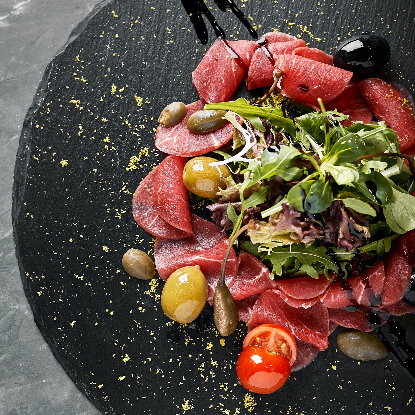 Carpaccio van ossenhaas, rucola, grapefruit en basilicum