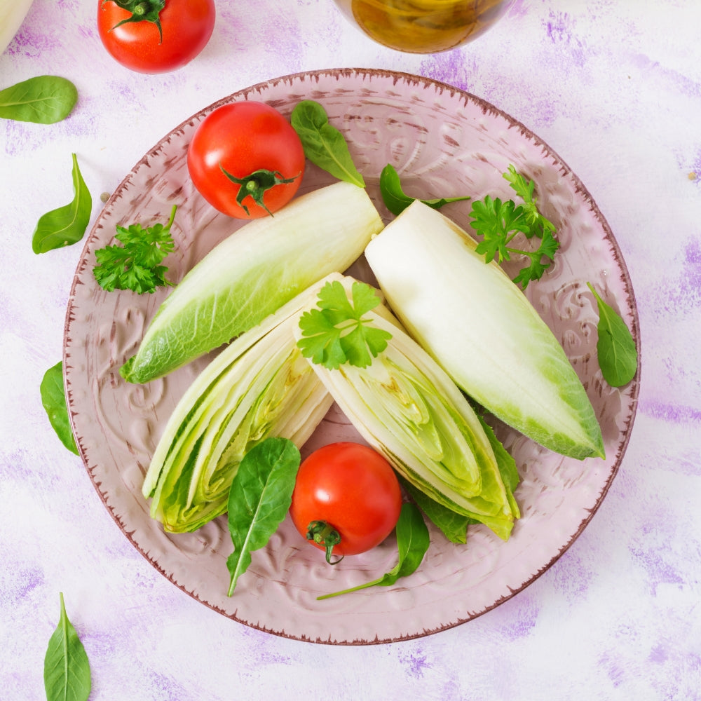 Salade van witlof, sinaasappel, appel en koude gehaktbal