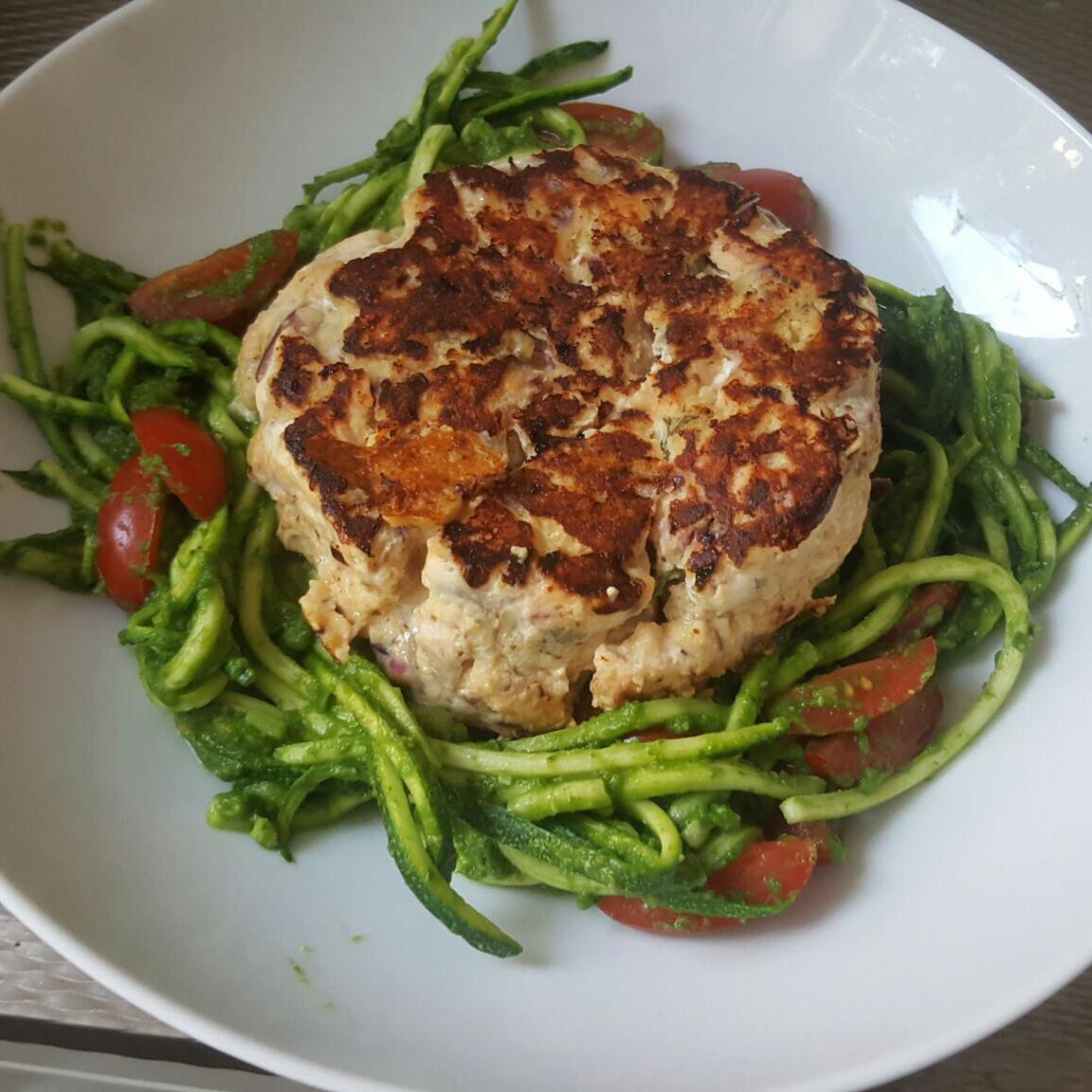 Lachsburger mit Zucchetti-Pesto – Mijn Momentum - Mein Momentum Lachsburger mit Zucchetti-Pesto – Mijn Momentum - Mein Momentum