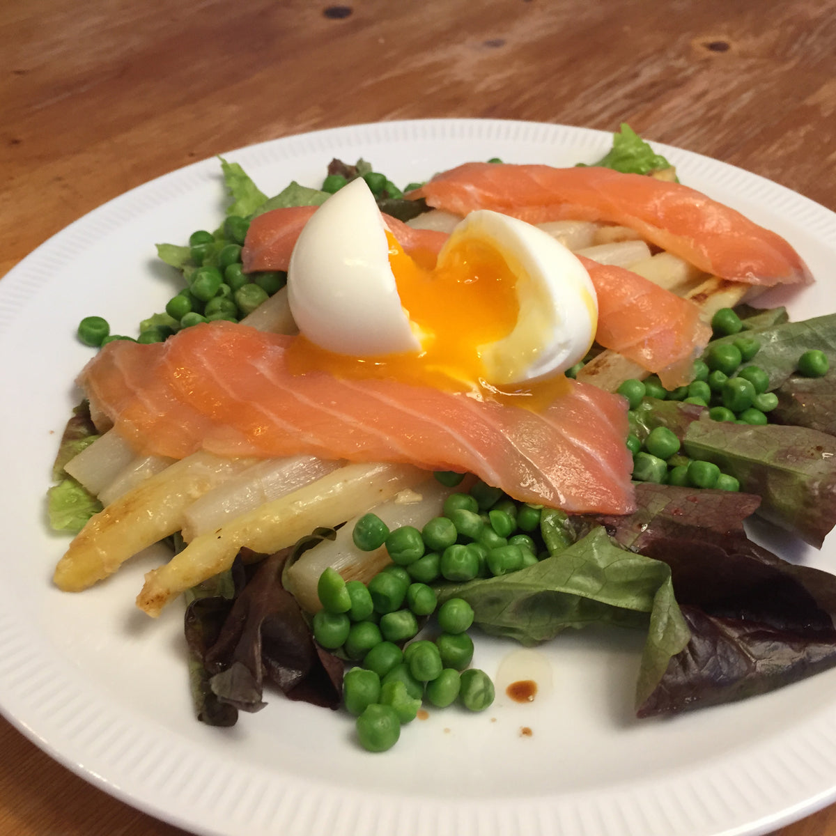 Spargelsalat mit Räucherlachs und weichgekochtem Ei – Mijn Momentum ...