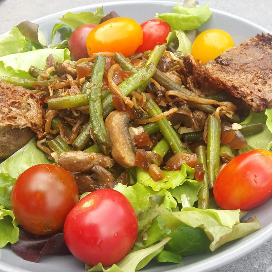 Salade met gebakken groenten en gehakt