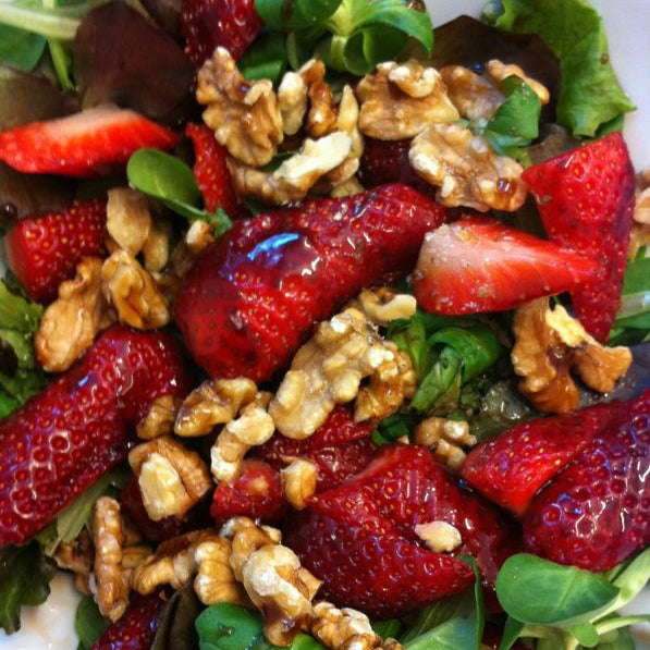 Salat mit Ziegenkäse, Erdbeeren und Walnüssen – Mijn Momentum - Mein ... Salat mit Ziegenkäse, Erdbeeren und Walnüssen – Mijn Momentum - Mein ...